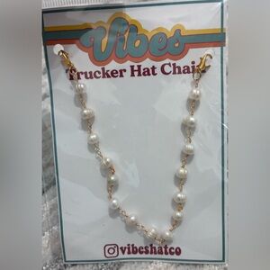 Vibes Pearl Trucker Hat Chain